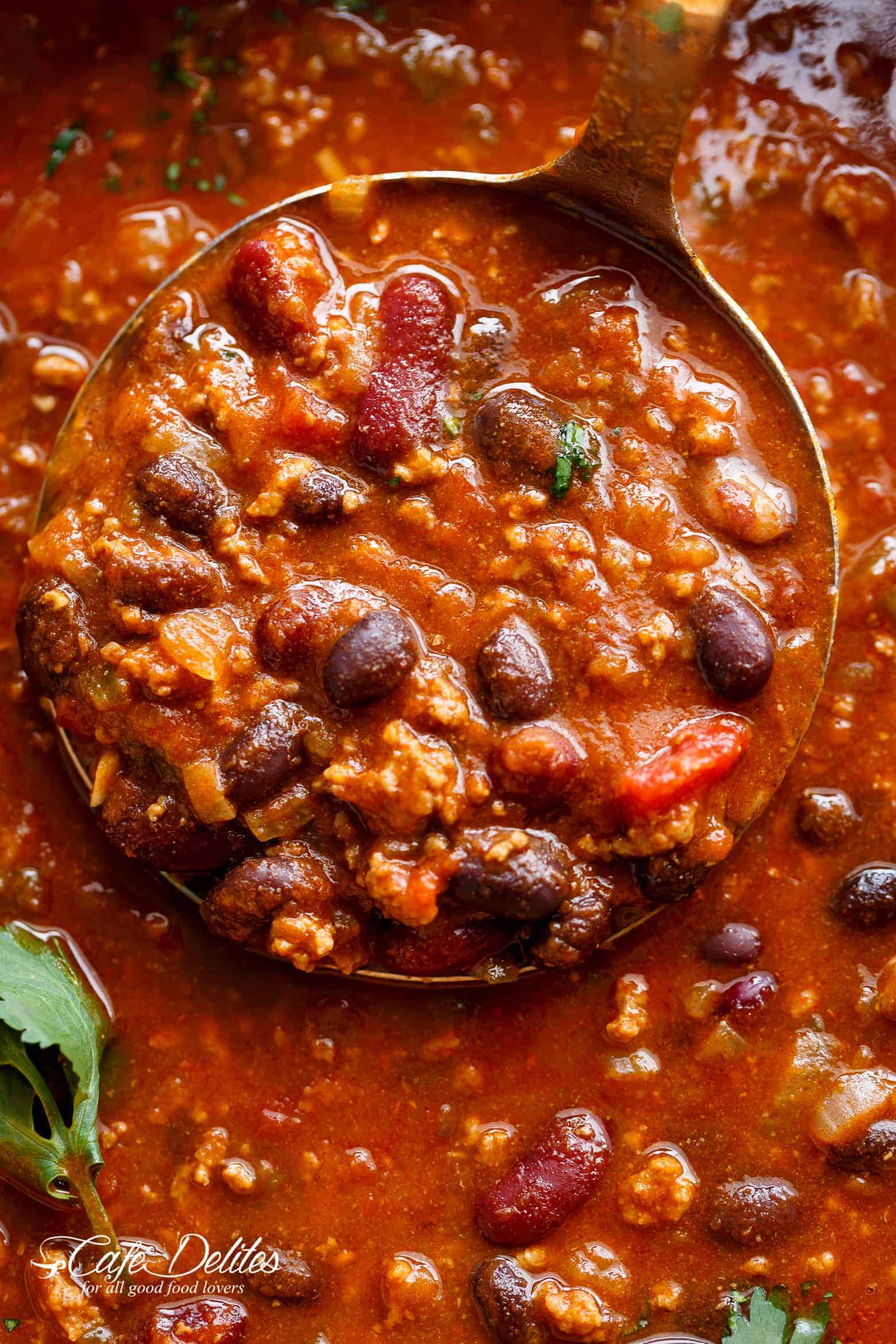 Beef & Bean Jalapeño Chili is one of the best and easiest chili's ready in under 30 minutes! Full of ground beef, beans and Jalapeño peppers! | Cafe Delites