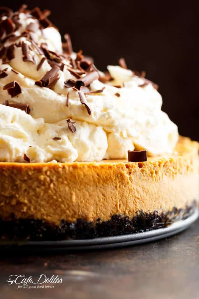 Chocolate Pumpkin Cheesecake is a fluffy, creamy pumpkin cheesecake perfect for Thanksgiving! Easy to make with an Oreo base and beautiful fall flavours! | Cafe Delites