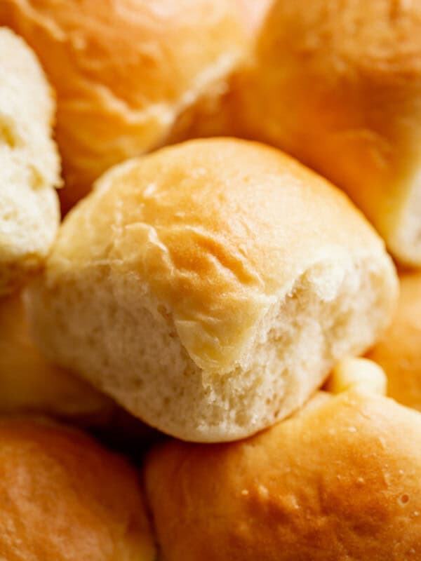 Easy Soft Dinner Rolls is a simple recipe! No mixer needed, hardly ANY kneading, PLUS NO EGGS! Fluffy, soft and perfect dinner rolls to enjoy!