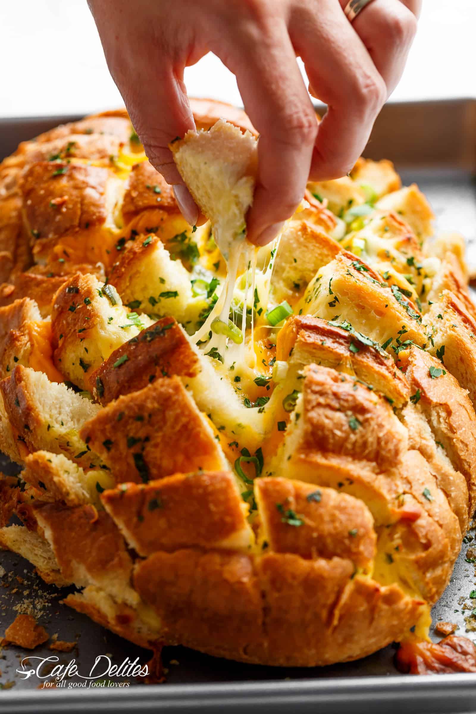 Bloomin' Onion Garlic Bread (Pull Apart Bread) | cafedelites.com