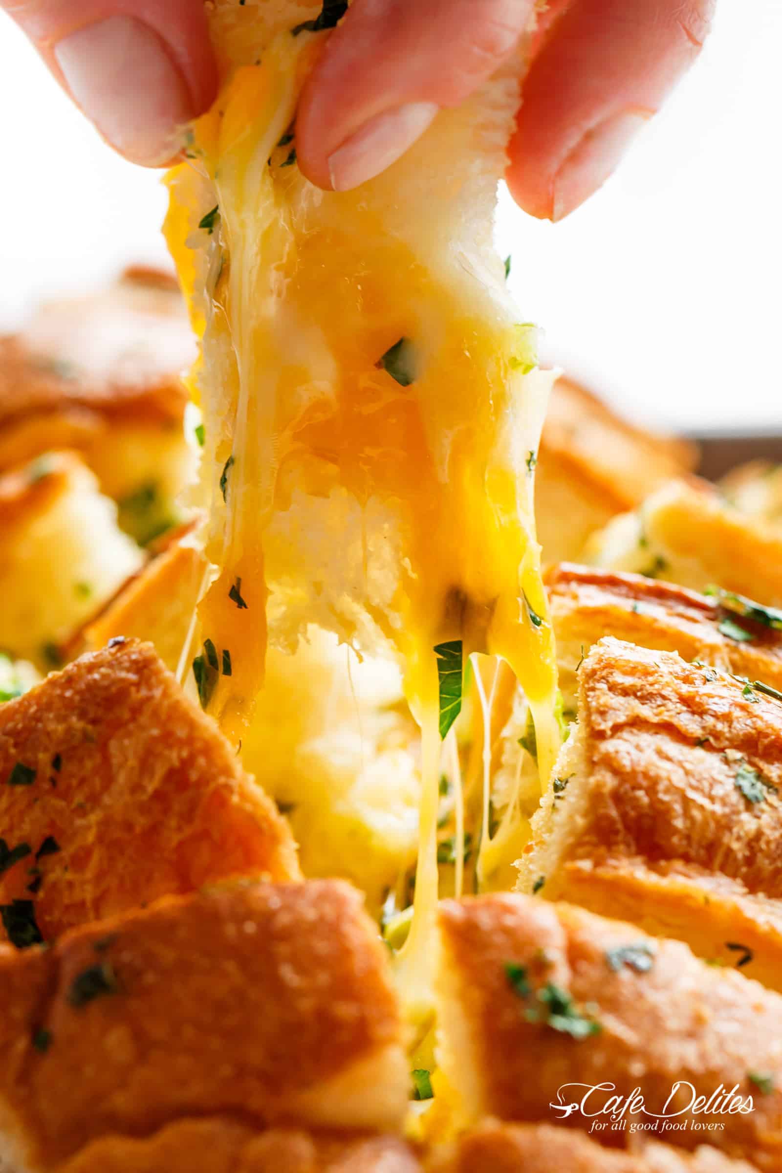 re looking for an easy appetiser for entertaining your family or friends Bloomin’ Onion Garlic Bread (Pull Apart Bread)