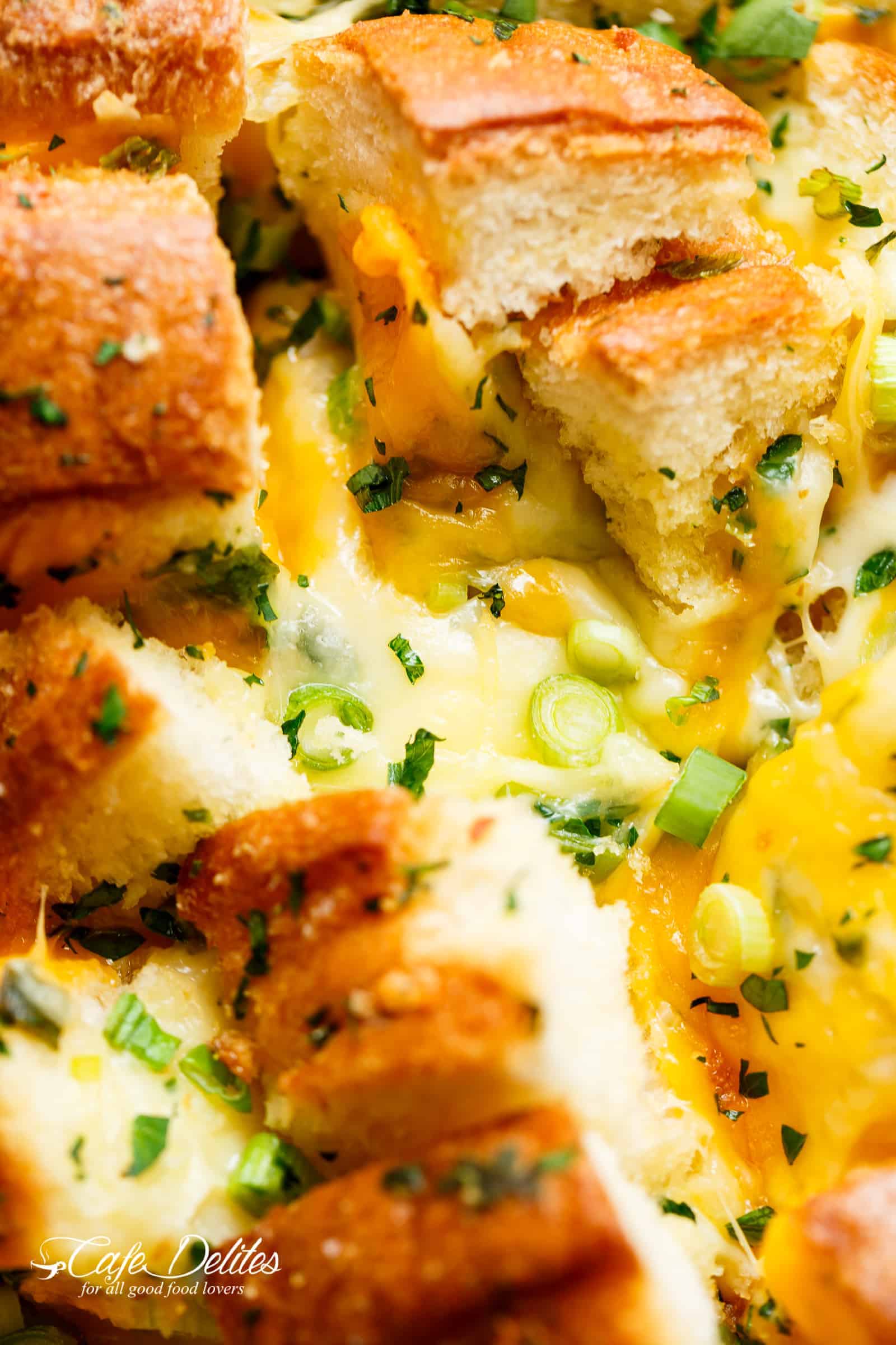 So MUCH CHEESE Bloomin' Onion Garlic Pull Apart Bread | cafedelites.com