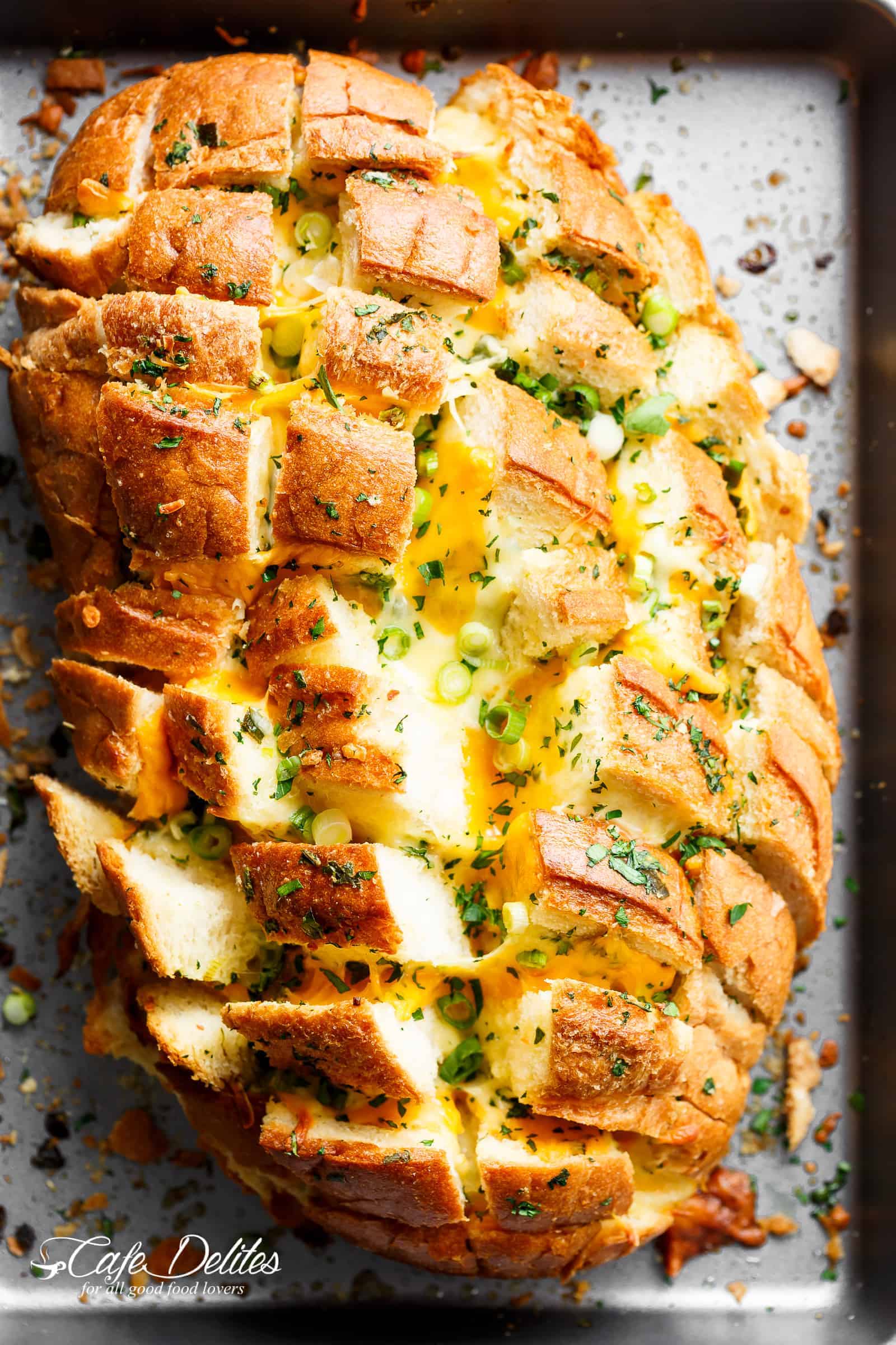 Bloomin' Onion Garlic Bread (Pull Apart Bread) | cafedelites.com