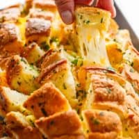 Bloomin' Onion Garlic Bread (Pull Apart Bread) | cafedelites.com