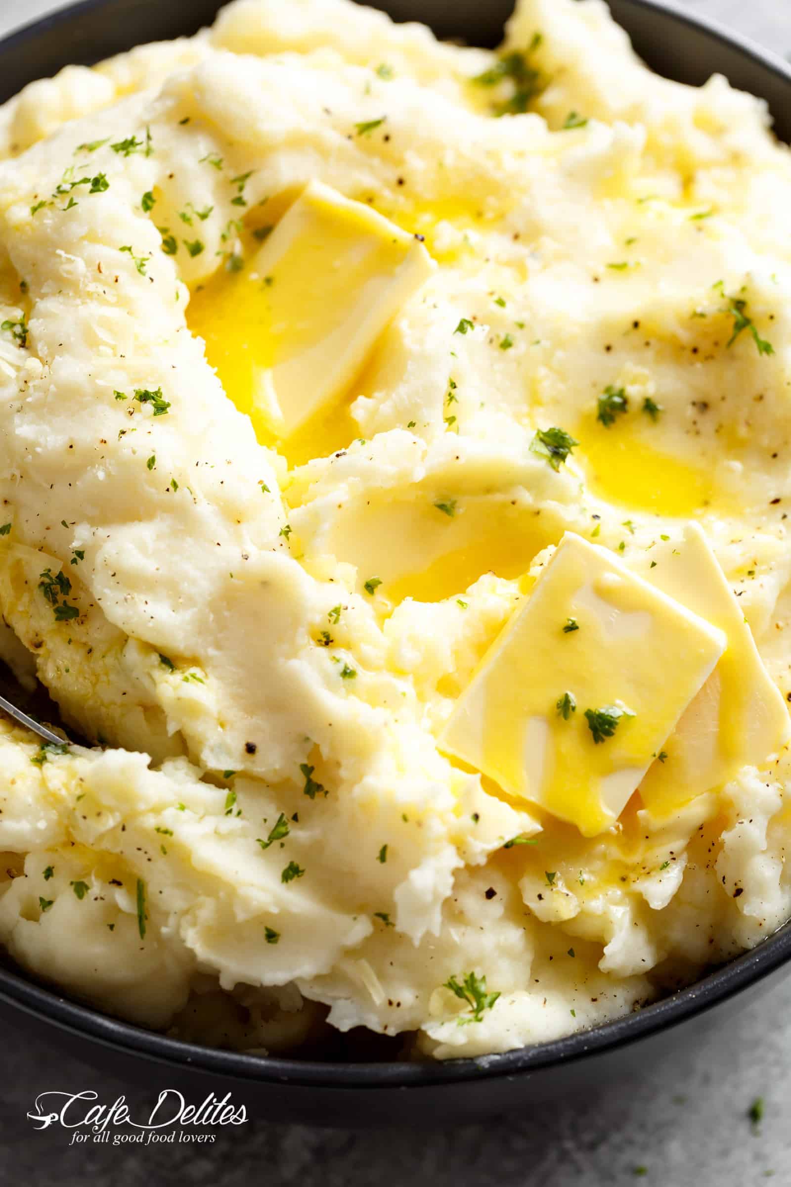 Easy Creamy Mashed Potatoes | cafedelites.com