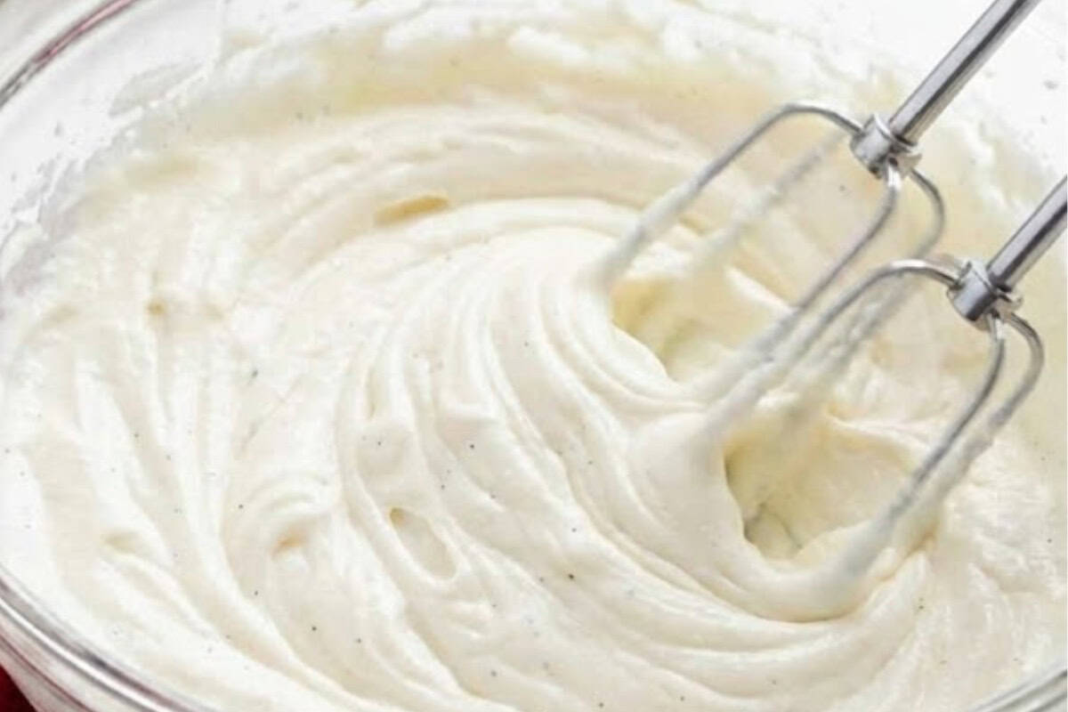 Beat the cream cheese, sugar and vanilla bean paste in a bowl until the mixture becomes smooth