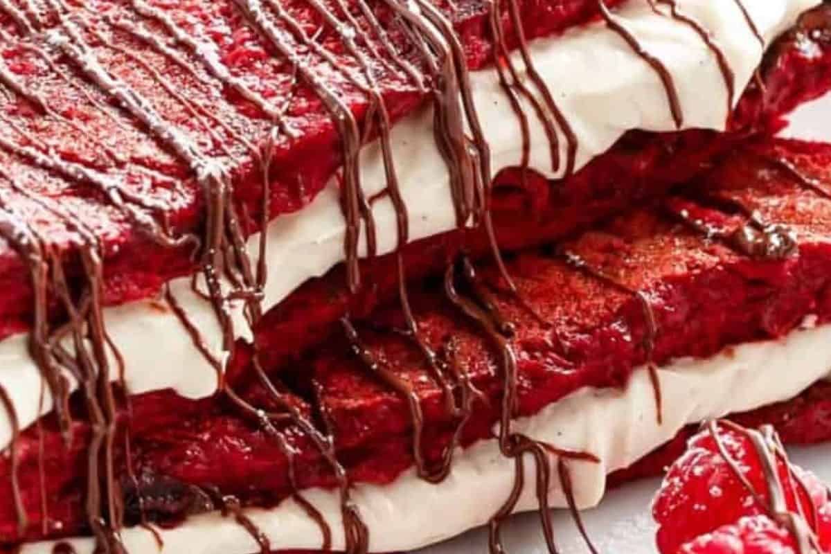 Drizzle stuffed pieces with chocolate and dust with icing sugar.