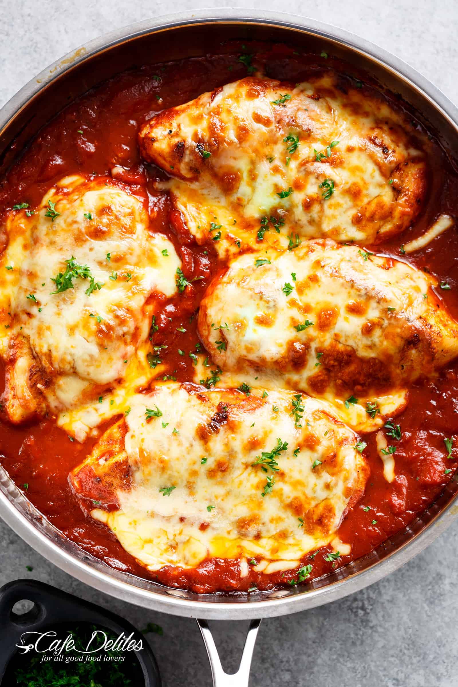 Easy Mozzarella Chicken is a low carb dream! Seasoned chicken simmered in a homemade tomato sauce, topped with melted mozzarella cheese! A 20-minute Low Carb Chicken Parmesan WITH NO BREADING! | cafedelites.com