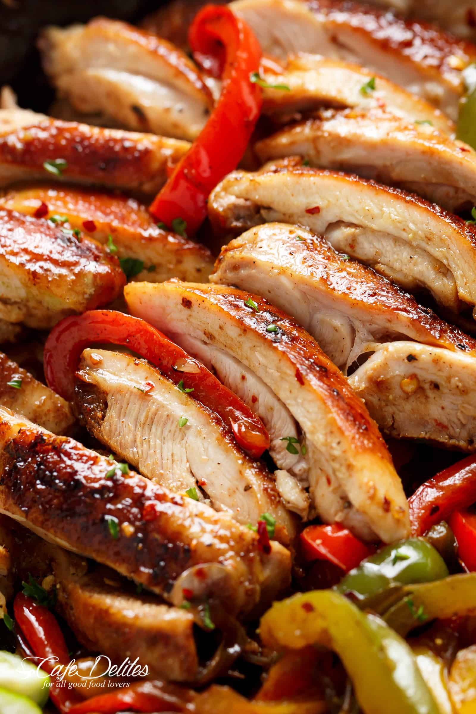 The BEST chicken fajitas are seared for that unmistakeable crisp-charred outer edge! | cafedelites.com