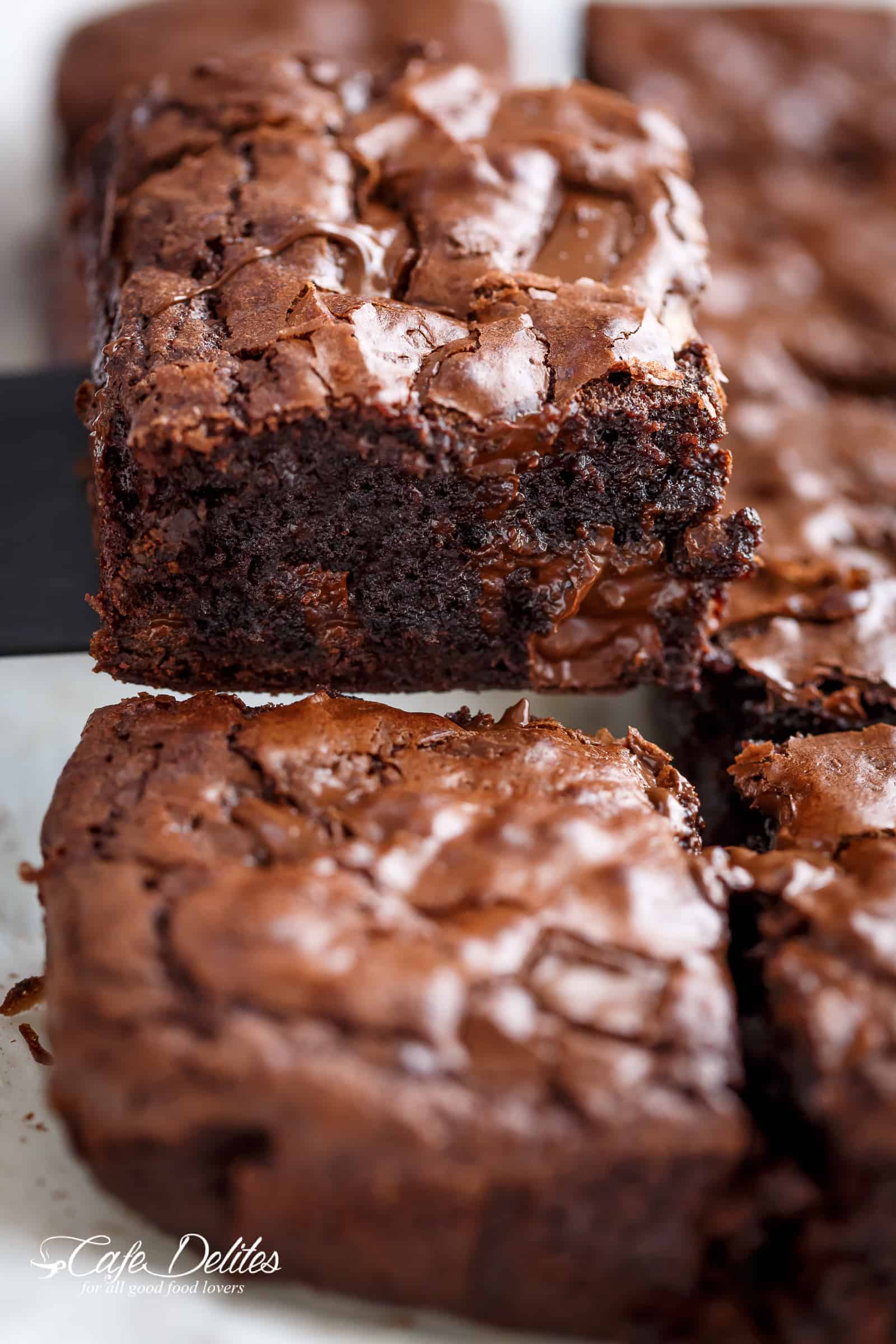 Slicing brownies homemade | cafedelites.com