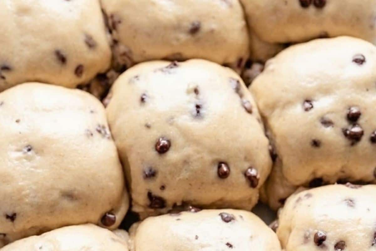 Divide the dough into 12 to 15 portions, roll into smooth balls, arrange on a lined baking sheet.