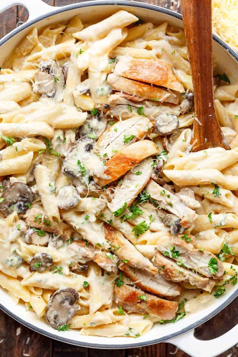 Creamy Garlic Parmesan Chicken Alfredo is all cooked in ONE POT! Ready and on the table in less than 20 minutes! Seared chicken is mixed through a super creamy garlic parmesan flavoured pasta with white wine and mushrooms! A favourite Chicken Alfredo recipe! 