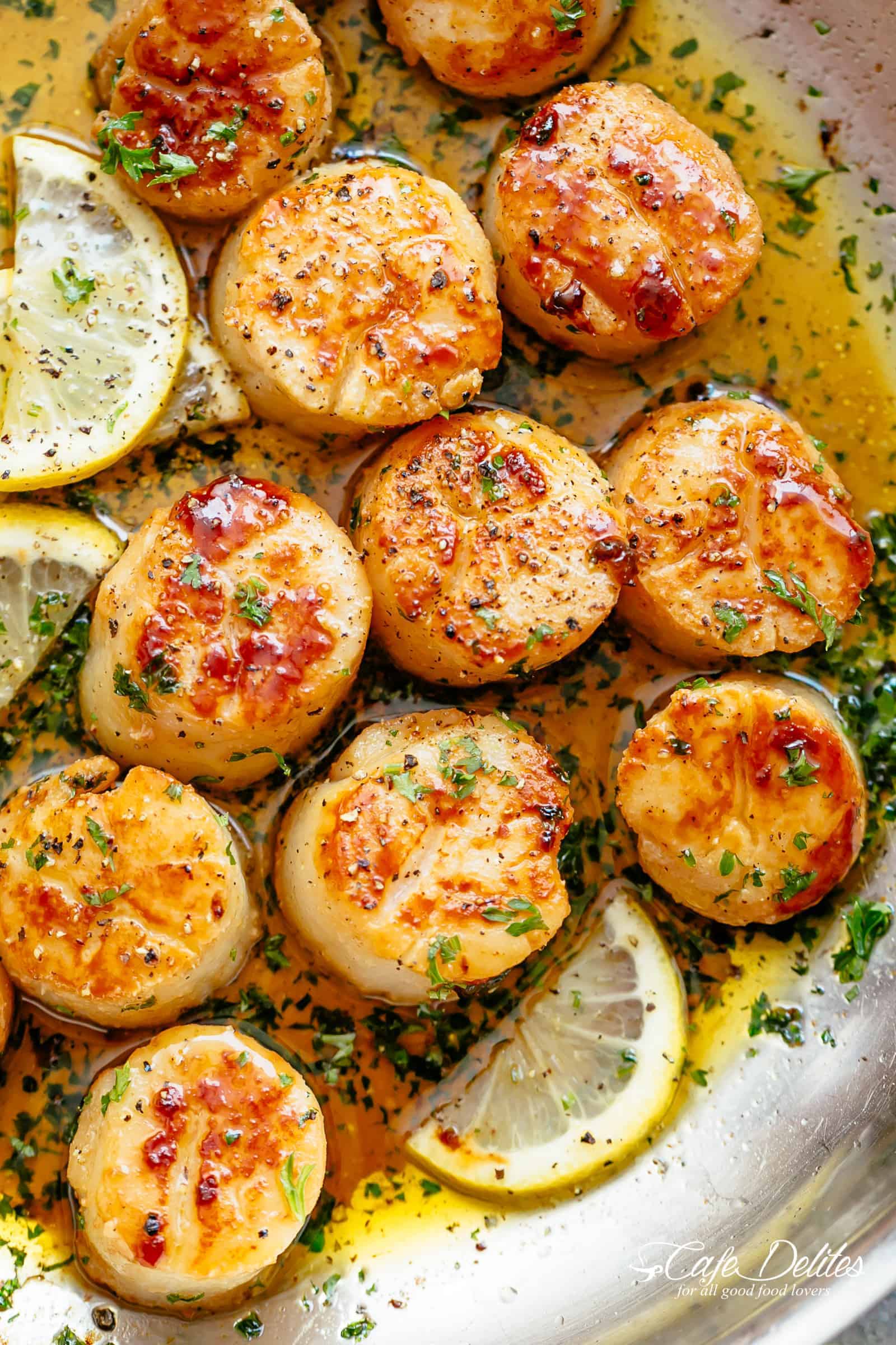 Lemon Garlic Butter Scallops | cafedelites.com