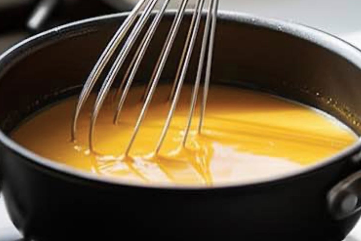 Pour lemon juice and continue to whisk.