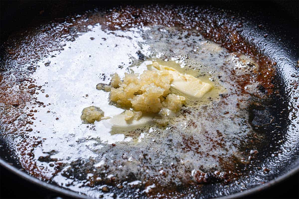 Image of the frying pan with salt and pepper.