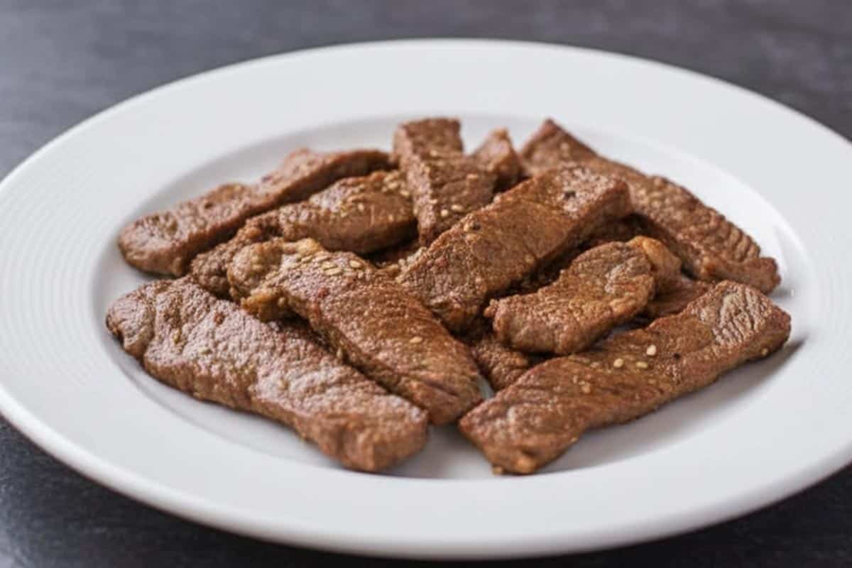 Transferred the cooked steak in plate.