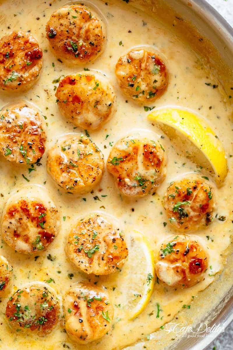 Creamy Garlic Scallops are just as good as restaurant scallops with minimal ingredients an Creamy Garlic Scallops