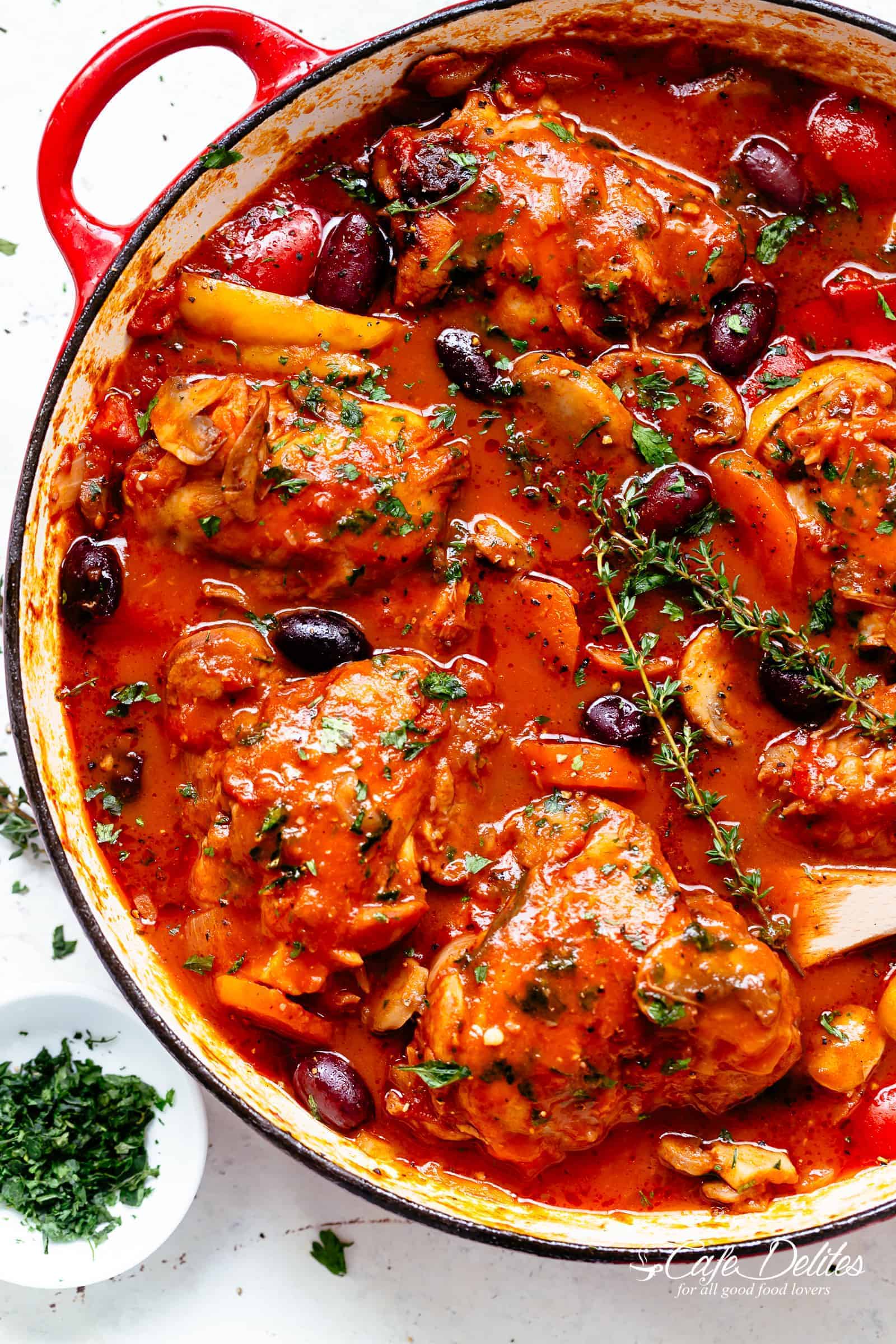 The BEST Chicken Cacciatore in a rich and rustic sauce with chicken falling off the bone i Chicken Cacciatore