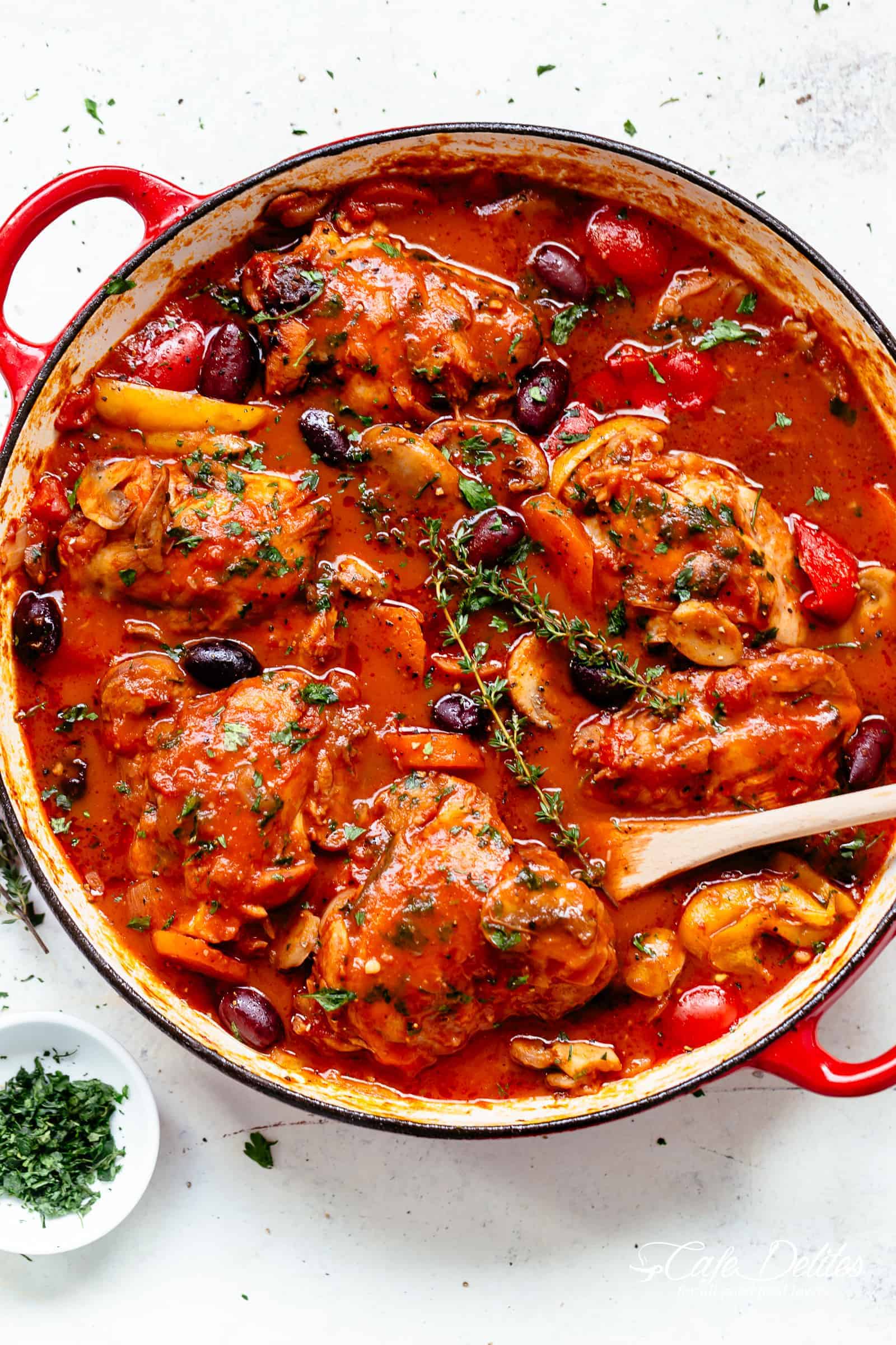 The BEST Chicken Cacciatore in a rich and rustic sauce with chicken falling off the bone i Chicken Cacciatore
