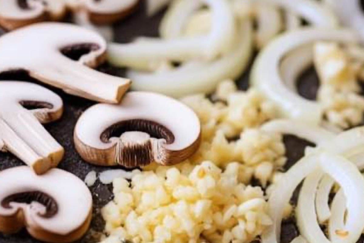 Toss in the mushrooms and cooked for another minute. - 7