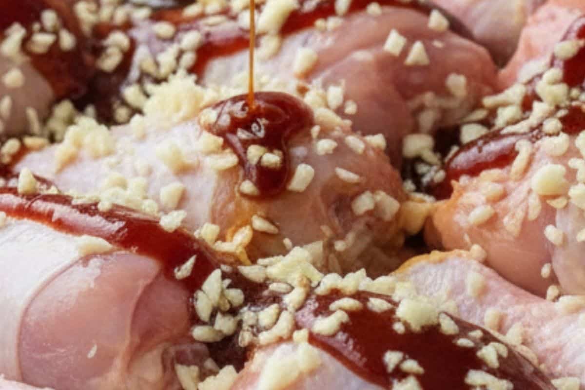 Arrange chicken in dish, then add barbecue sauce, soy sauce, vinegar, and garlic. Drizzle sesame oil on top.