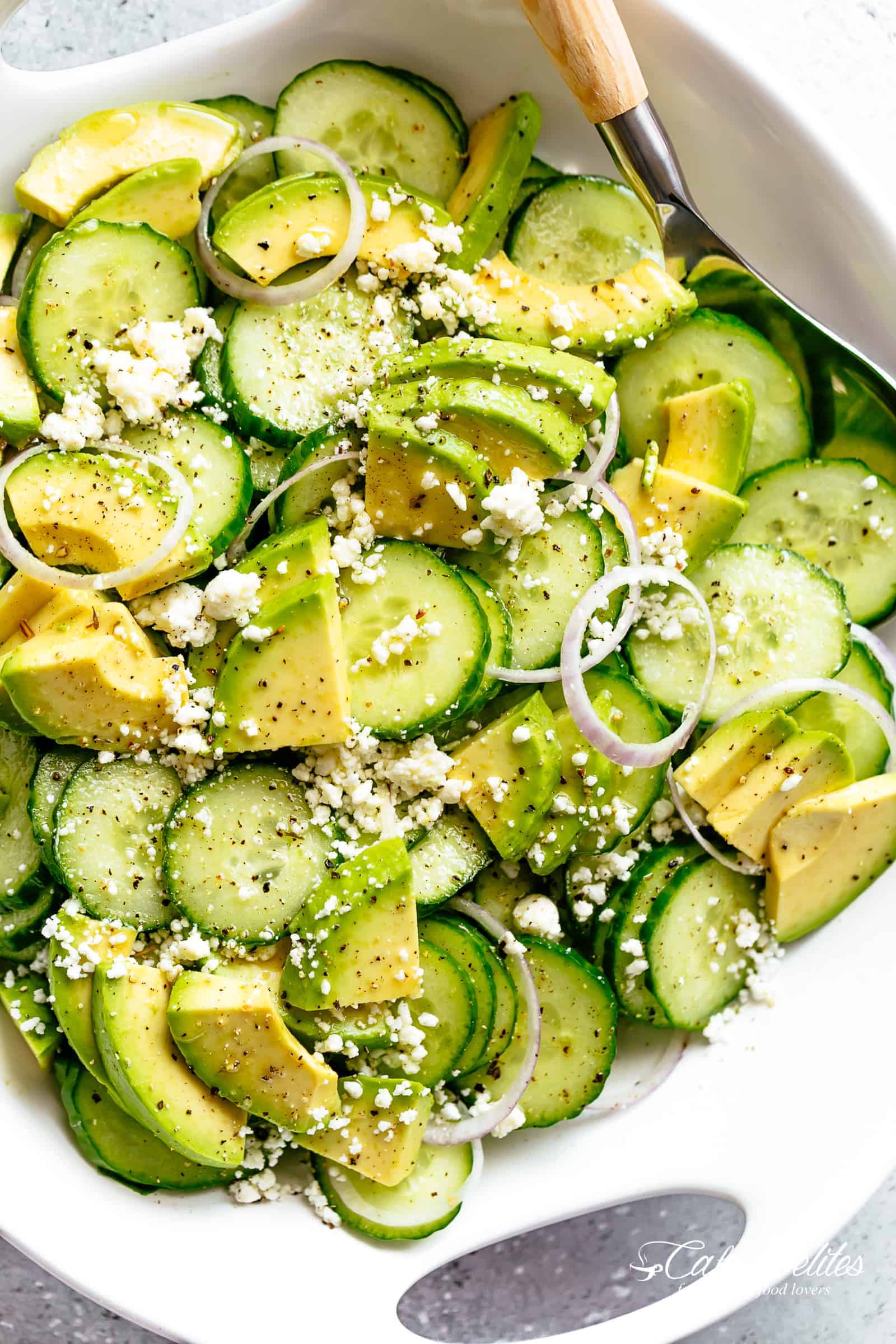 Salade de concombre et d'avocat avec fromage feta et une délicieuse vinaigrette ou vinaigrette d'inspiration grecque. La meilleure salade pour tout plat principal. | cafedelites.com