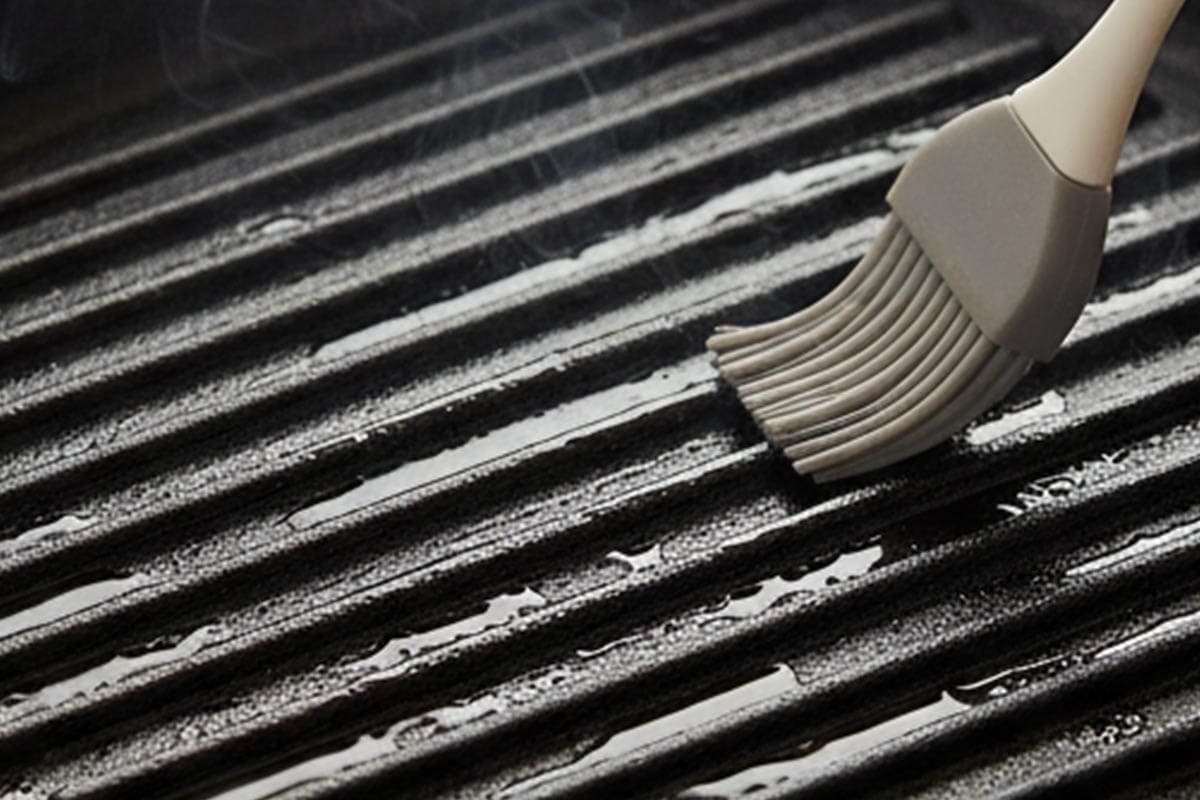 Lightly greasing the grill plates with oil.