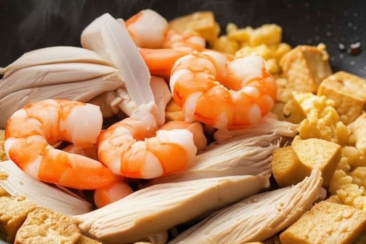 add the sliced chickened shrimp and cook it for 2-3 minutes