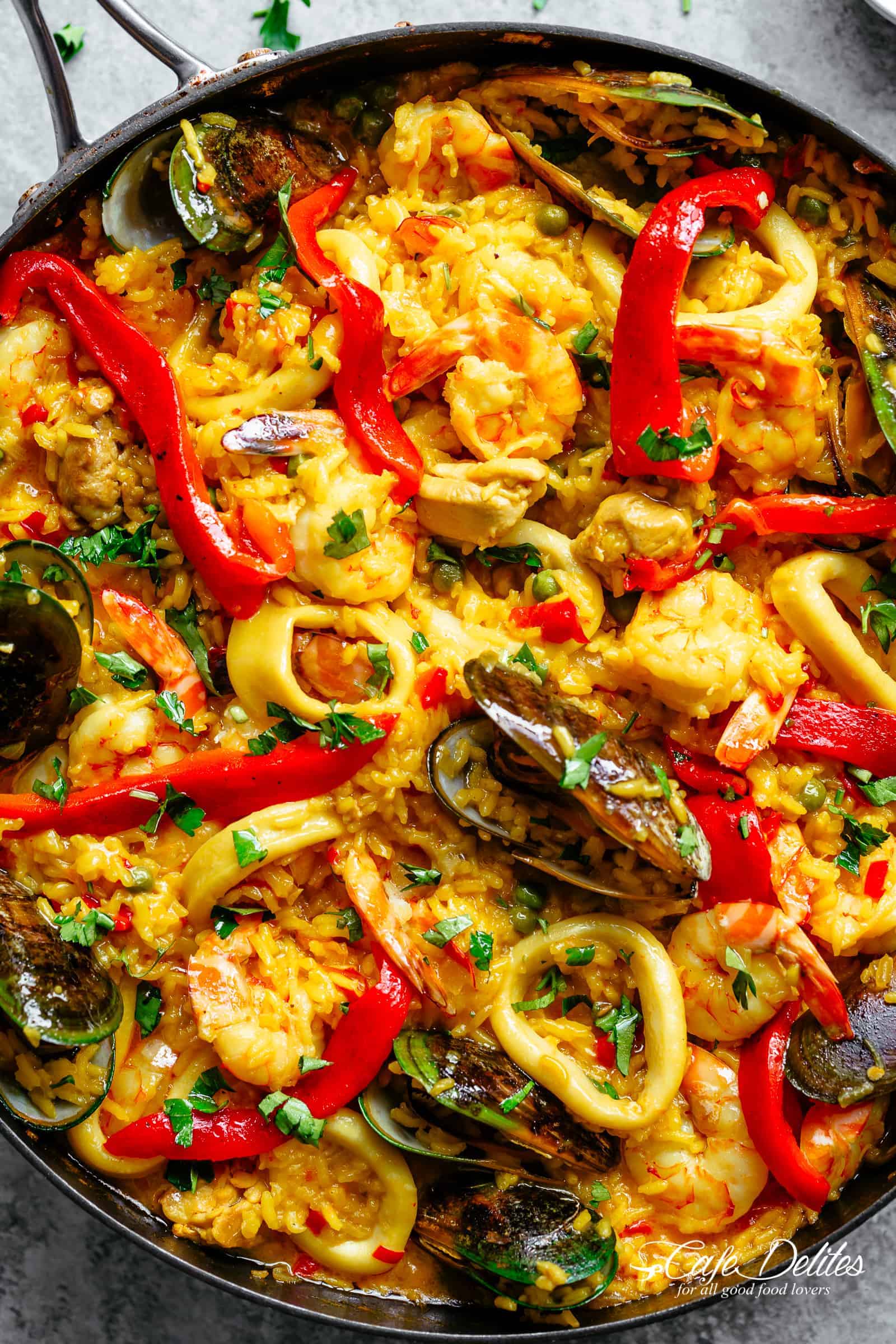 Classic Spanish Paella | https://cafedelites.com