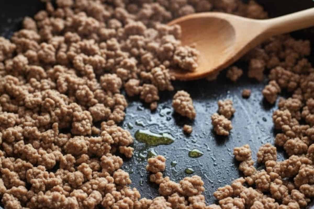 Heat 1 tablespoon of olive oil in a medium skillet over medium heat. Add the sausage and cook for 8 to 10 minutes