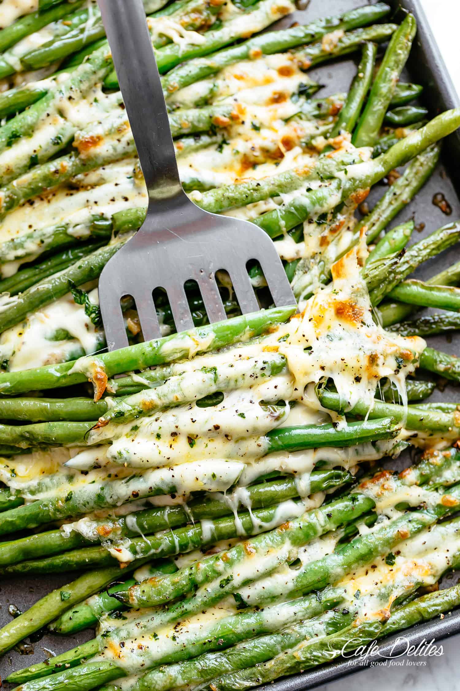 Roasted green beans with spatula