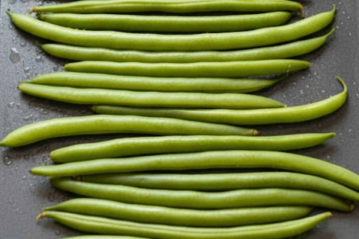 Spread the green beans in a single layer in the baking sheet.