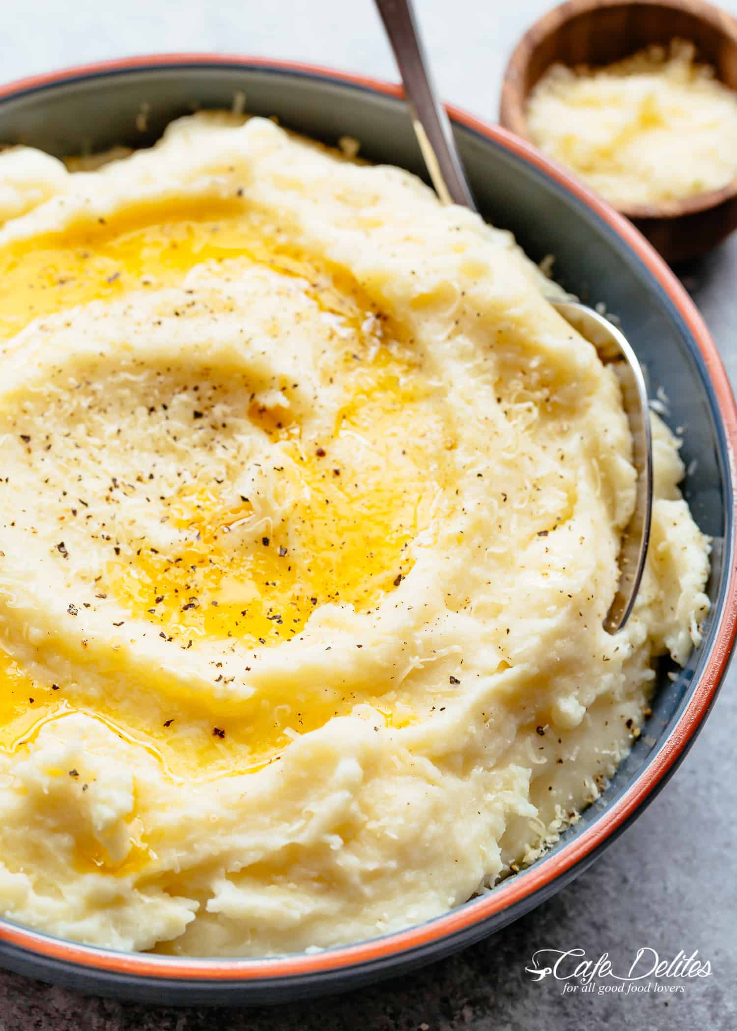 Keto approved CREAMY Mashed Cauliflower with Garlic, Sour Cream and Parmesan cheese