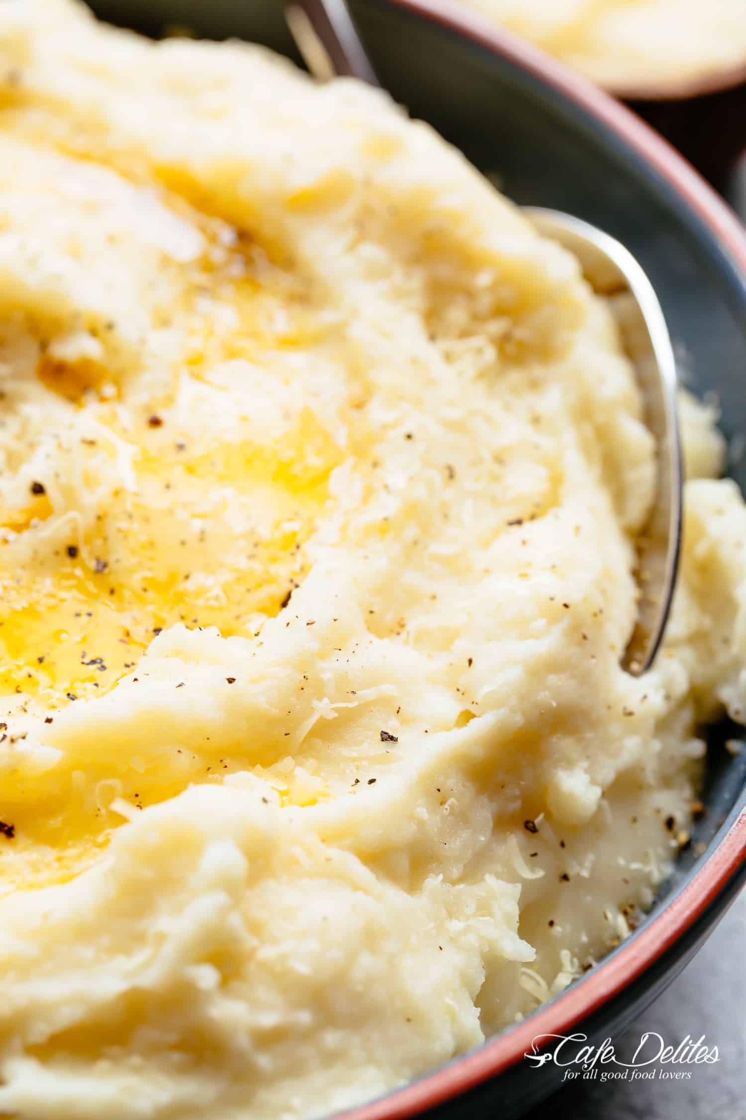 Keto aprovado CREAMY Mashed Cauliflower with Garlic, Sour Cream and Parmesan é o prato lateral com baixo teor de carboneto!