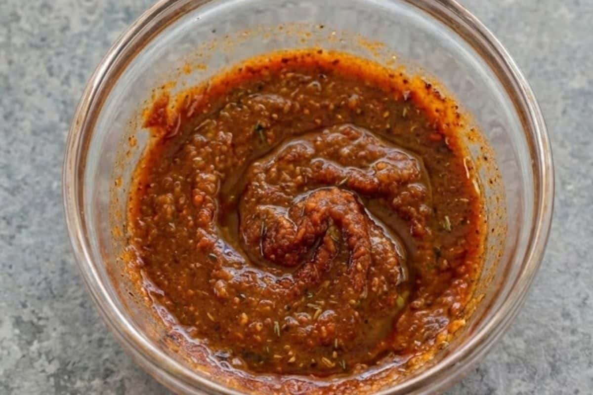 Combine salt, paprika, black pepper, dried thyme and olive oil in a small bowl and stir evenly.