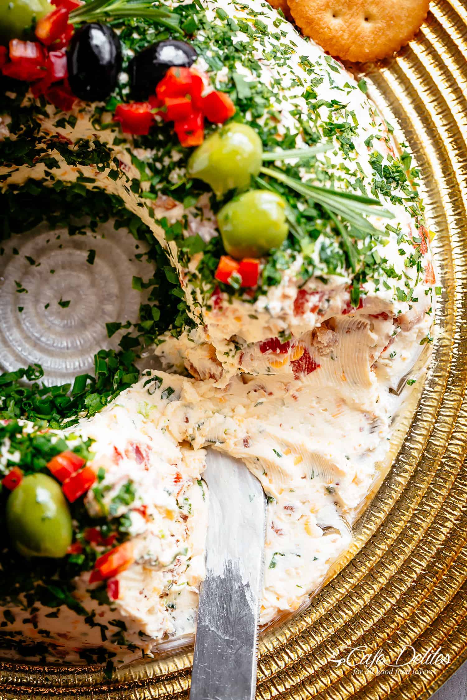 Bacon onion and cheese dip cheese ball wreath! | cafedelites.com