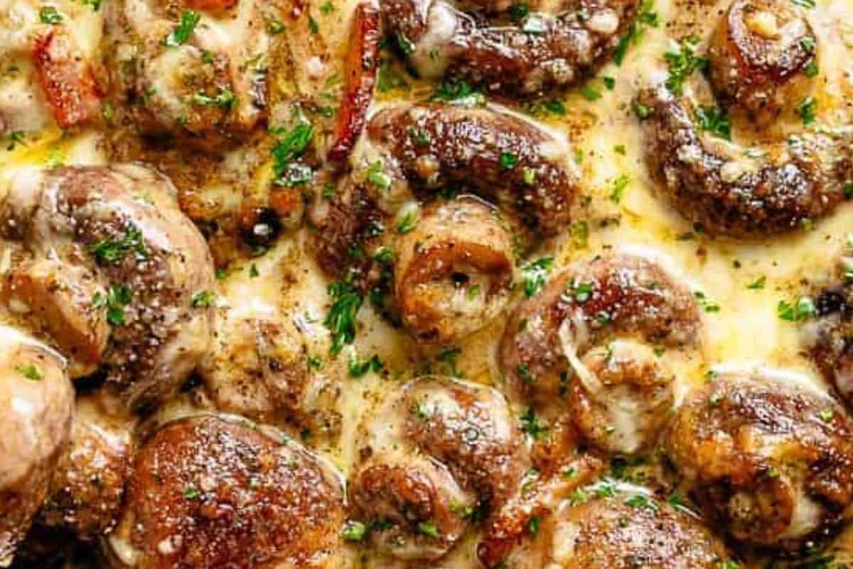 Add the cooked bacon into the pan and top with mozzarella and parmesan.
