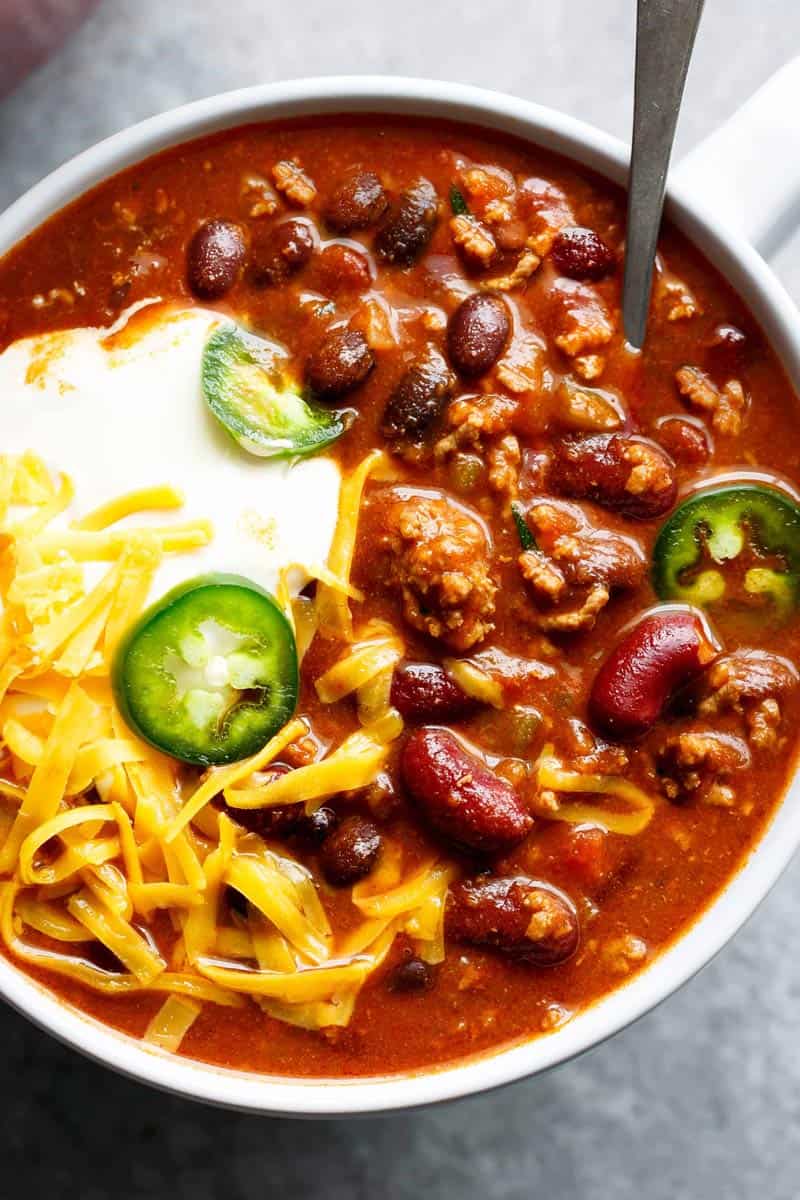 Beef & Bean Jalapeño Chili is one of the best and easiest chili's ready in under 30 minutes! Full of ground beef, beans and Jalapeño peppers! | Cafe Delites