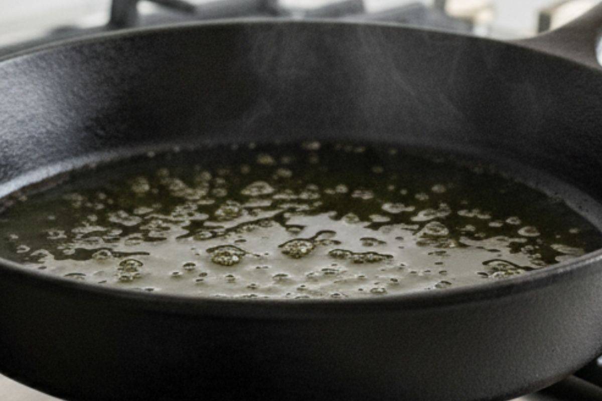 Add 1 tablespoon of olive oil in the cast iron skillet.