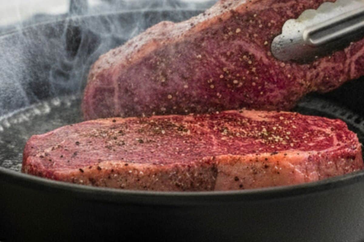 Sear the steaks 2 minutes until the crisp and golden.