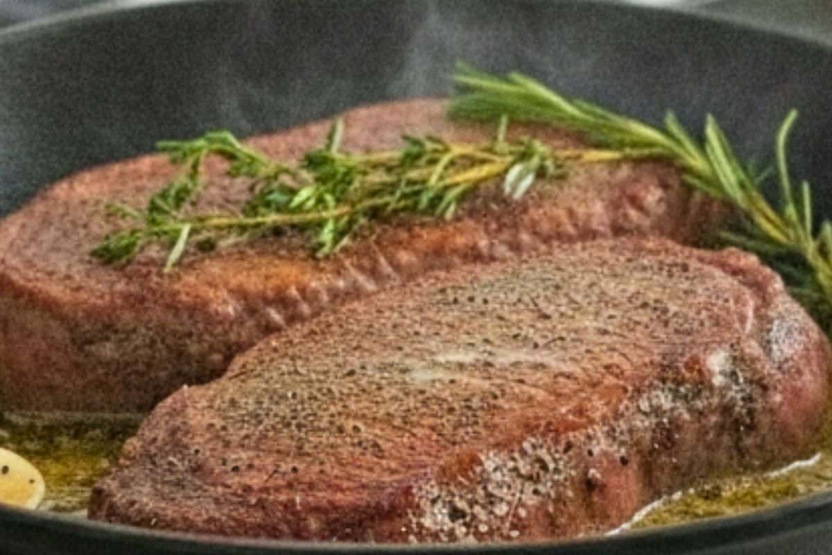 Let the butter foam and fry the herbs and garlic for 1 minute.