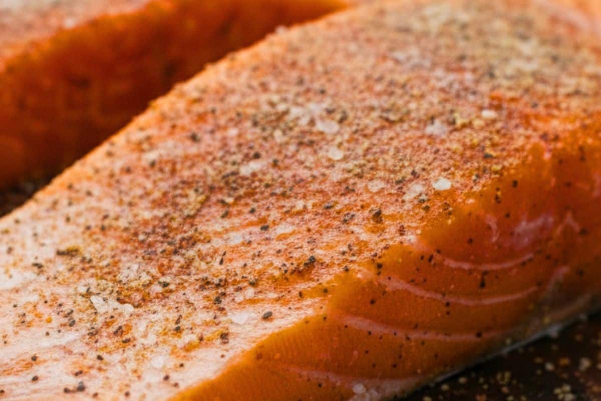 Season each salmon fillets  evenly with salt, garlic powder, paprika and pepper.