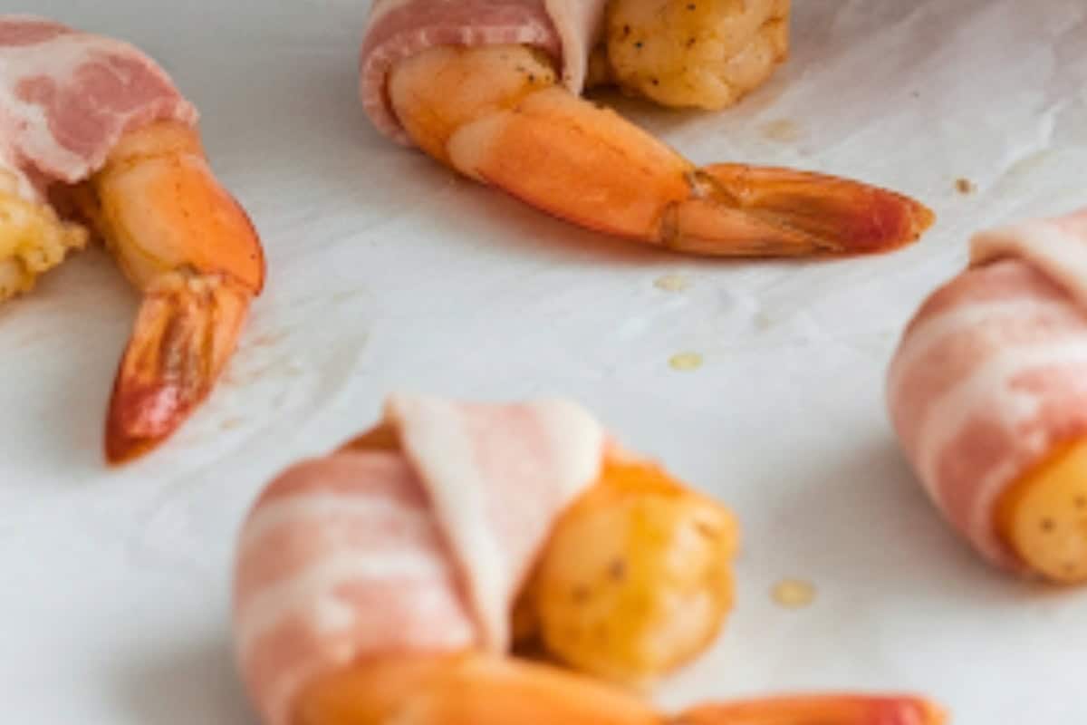 Wrap one bacon strip around each shrimp. Repeat until all the shrimps are wrapped.