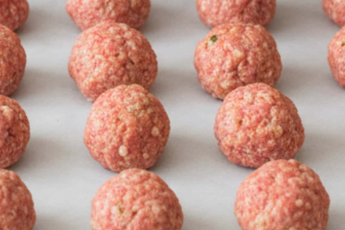 Roll the meat into balls and placed on the baking sheets.