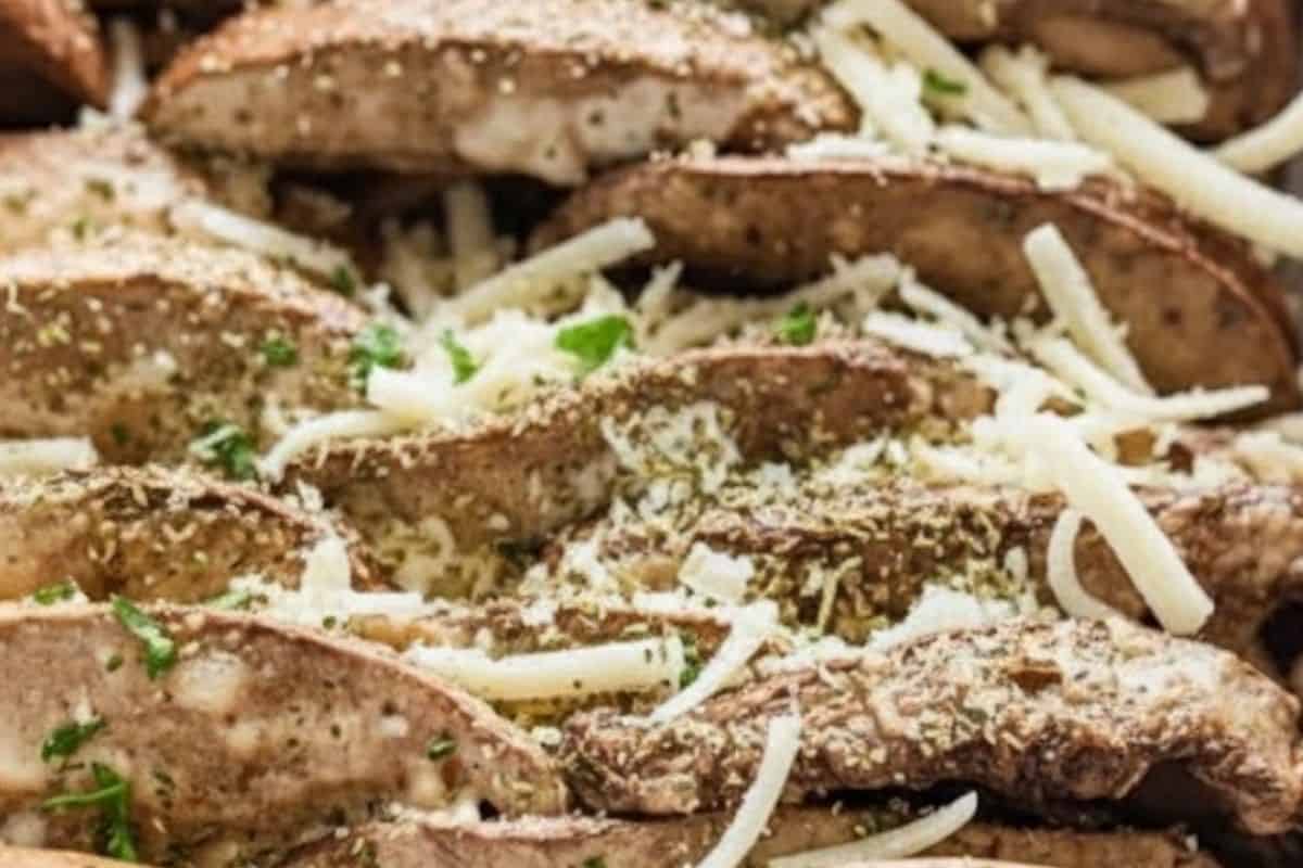 Arrange one-third of the mushrooms in a greased baking dish, sprinkle with one-third of the cheese mixture, and season.