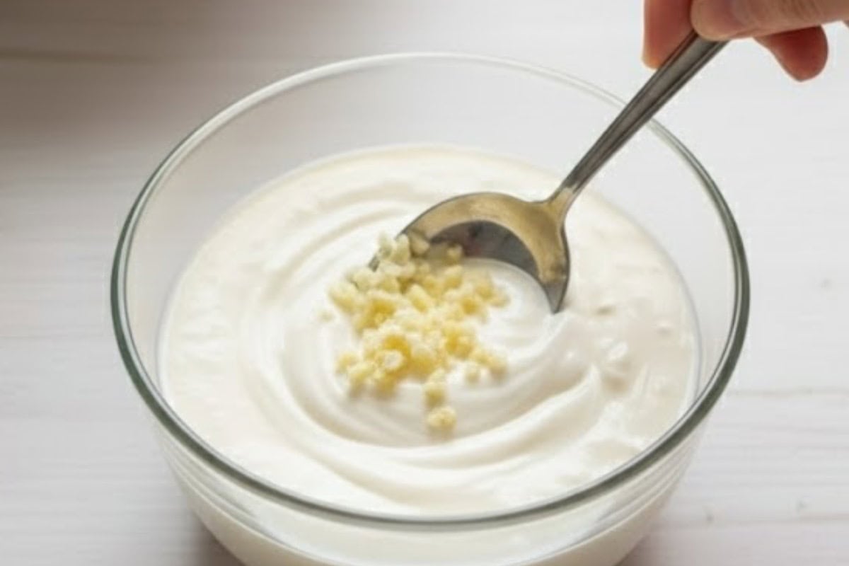 Mix together the heavy cream and minced garlic, then pour evenly over 