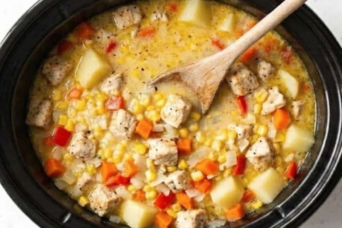 Add onion, carrots, capsicum, corn, creamed corn, potatoes, broth and garlic powder to the pot and mix everything.