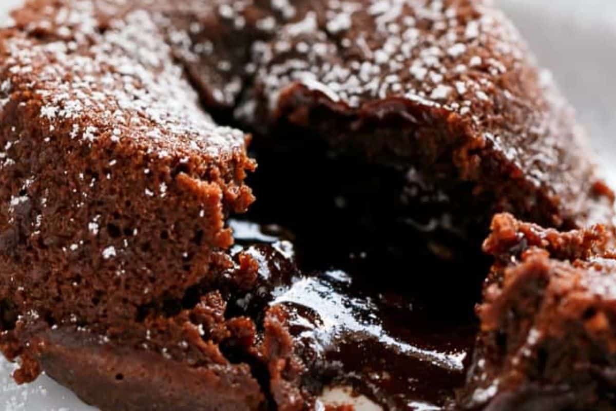 Bake for 10 minutes until edges are set. Cool for 5 minutes, loosen with a knife, then transfer. Dust with icing sugar.