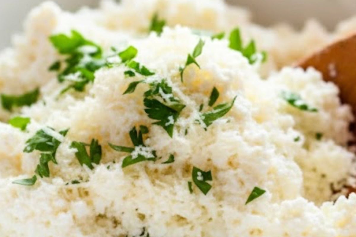 In a bowl, combine ricotta, Parmesan, parsley and basil and mix.