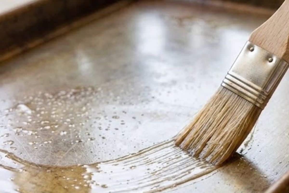 Lightly grease the baking tray with oil and line it with foil.